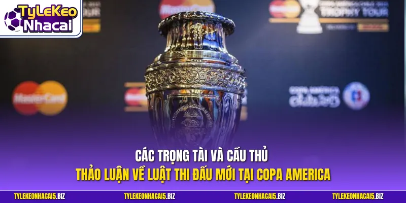 Các trọng tài và cầu thủ thảo luận về luật thi đấu mới tại Copa America